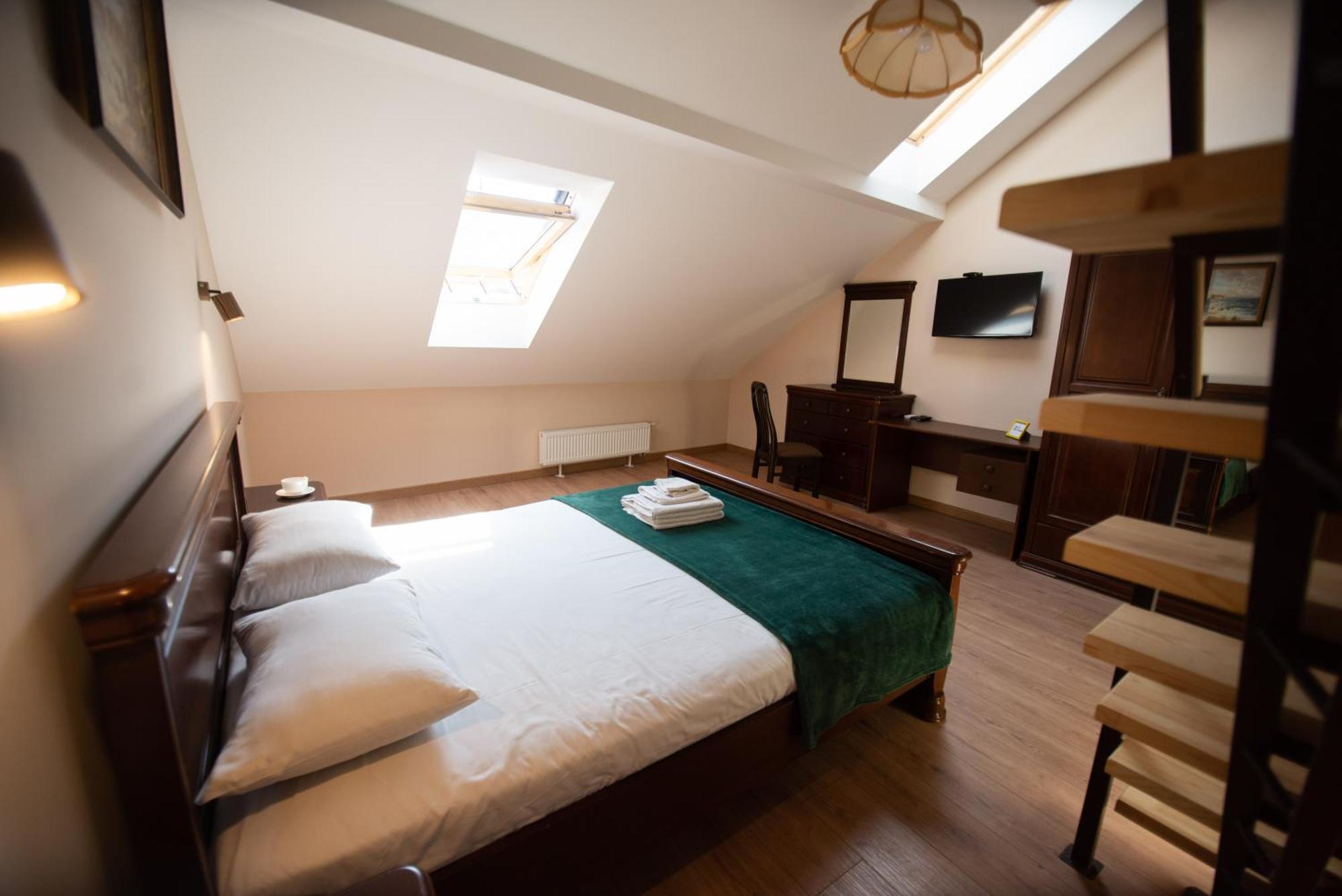 Apartment Yaroslava Osmomysla 9 Square - Center Lviv