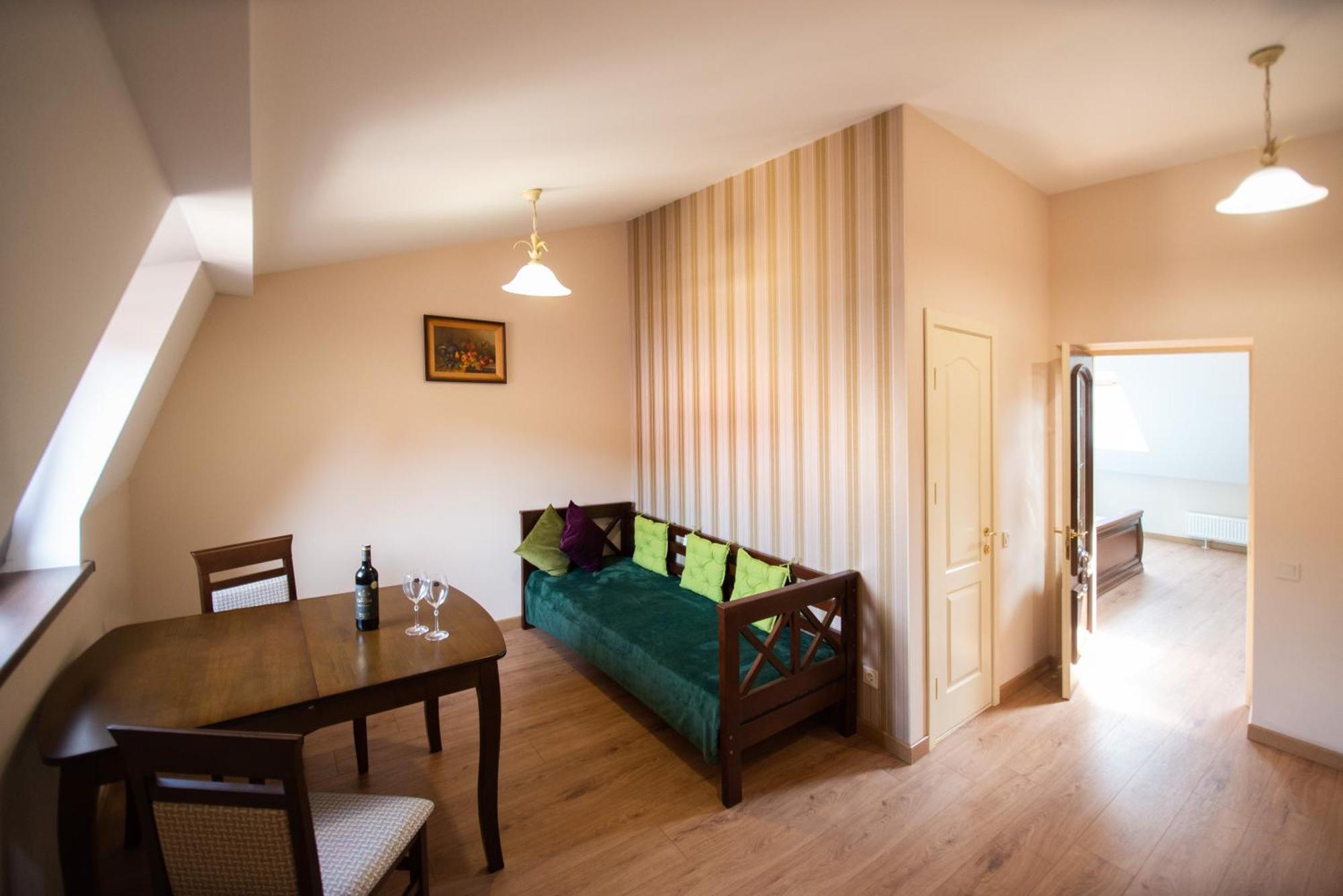 Yaroslava Osmomysla 9 Square - Center Apartment Lviv