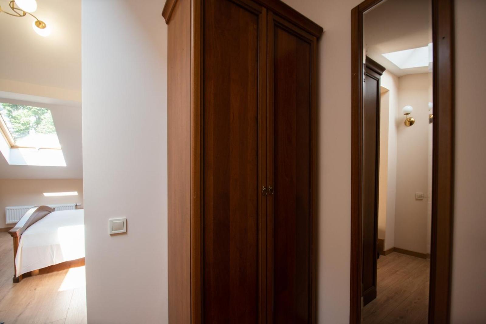 Yaroslava Osmomysla 9 Square - Center *