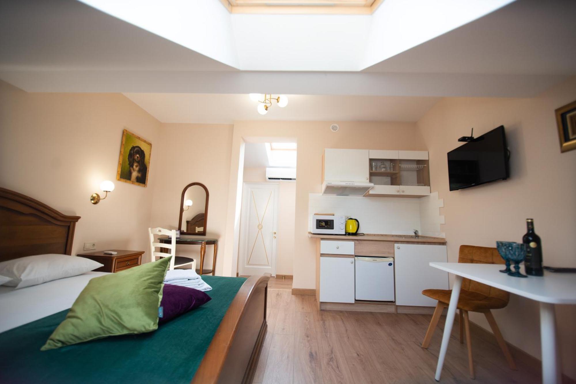 Yaroslava Osmomysla 9 Square - Center Apartment